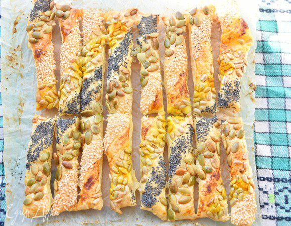 С помощью маленькой кисточкой чуть присыпать куркумой семечки. Совсем немного — только для радостного цвета. 
Выпекать в разогретой духовке при 200°С первые 5 минут, затем понизить температуру до 180°С и выпекать около 8-10 минут до готовности. Ориентируйтесь на свою духовку! 