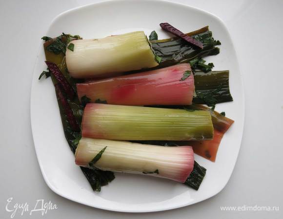 Достаем прасу и подаем как закуску или готовим салат.