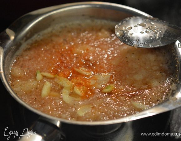 Перелить луковую смесь в кастрюлю. Поставить на огонь и довести до кипения. Помешивать часто до испарения воды. Добавить уксус, сок томатный или соус томатный, перец, чеснок мелко порубленный, кайенский перец и соус Тобаско. Перемешать и довести до кипения. Добавить сахар, перемешать и снять с огня. Отложить 1 стакан для жарки. Остальное поставить в холодильник для следующего раза.