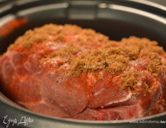 В медленноварку на дно, выложить лук очищенный и порезанный крупно. Затем кусок свинины нежирный, плечевая часть. Смешать паприку, соль и сахар. Обсыпать смесью свинину.