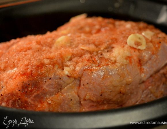 Вылить стакан приготовленного барбекю соуса. Закрыть крышкой и поставить медленный режим 10-12 часов. Если кусок крупный, как 3 кг на 12 часов. 