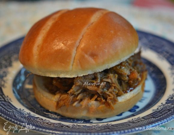 Готовую свинину очистить от лука. Размять вилкой на кусочки. Перемешать с соусом из медленноварки. И подавать с булочками для сэндвичей, например как бриоши.
Приятного аппетита.