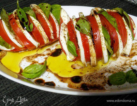 Проложить листиками базилика. Соль у меня специальная для томатов с моцареллой, но если такой нет, то смешайте щепотку итальянских трав с солью и перцем. Остается посолить помидоры по вкусу, сбрызнуть бальзамическим уксусом и оливковым маслом. Я капнула для контраста бальзамическим кремом.