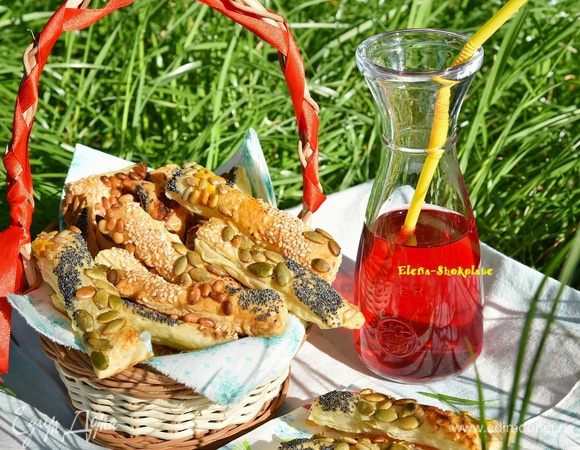 Золотистые, слоеные, с семечками и орехами. 