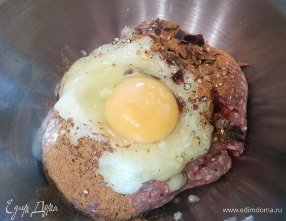 Фарш (у меня свинина с говядиной) смешать со специями, яйцом. Я добавляю в изделия из фарша щепотку соды для сочности. Лук и чеснок очистить и измельчить в блендере до кашицы, добавить в фарш. Тщательно вымешать, добавив 5 ст. л. воды.