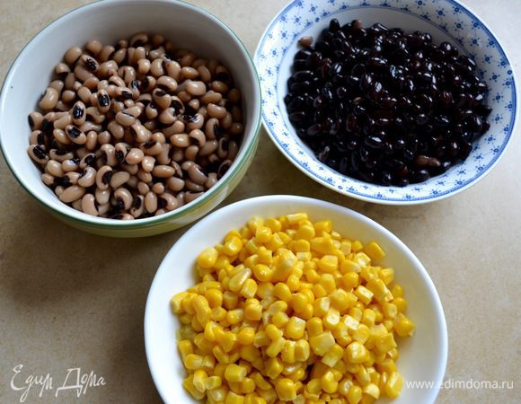 Первым делом подготовить фасоль. По рецепту предлагается взять уже готовую, консервированную, но у меня была в сухом виде именно требующаяся "черная" фасоль и фасоль "черный глаз"! Поэтому замочить оба вида фасоли на ночь в холодной воде, а затем сменить воду и отварить фасоль согласно рекомендациям производителя. Полностью остудить и промыть перед использованием (я готовлю фасоль накануне приготовления салата). Подготовить необходимое количество кукурузы (хорошего качества).