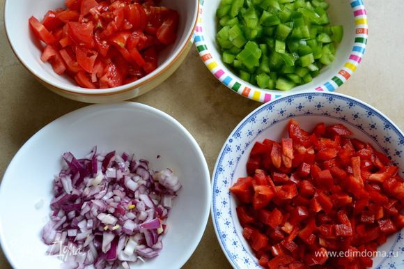 Затем, подготовить и нарезать как можно мельче все входящие в салат овощи; красный и зеленый сладкий перец, красный лук, помидоры.