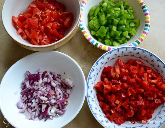 Затем, подготовить и нарезать как можно мельче все входящие в салат овощи; красный и зеленый сладкий перец, красный лук, помидоры.