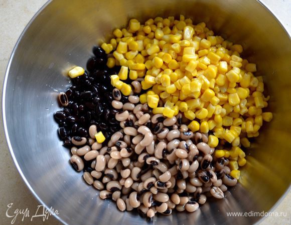 В объемной миске смешать бобовые...
