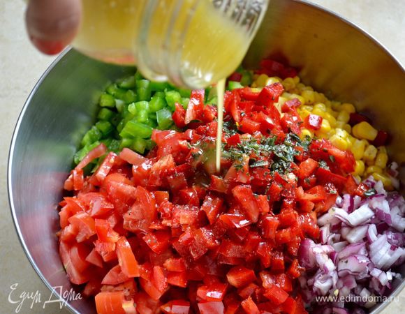 Заправить салат полученным соусом-заправкой, как следует перемешать, накрыть крышкой (или пленкой) и убрать в холодильник на 1 час.