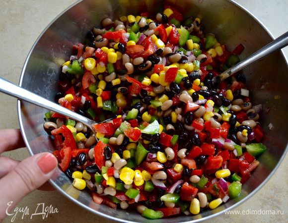 Подавать с чем душе угодно :) А на природу удобно взять в плотно закрывающемся контейнере.