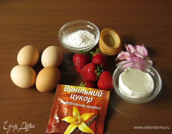 Клубника, яйца, сахарная пудра, ваниль, розовые лепестки, мороженое, соль.