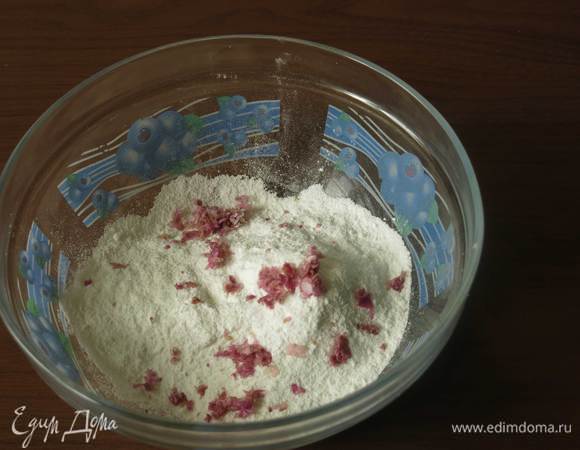 Кладем в сахарную пудру лепестки роз и выдерживаем несколько дней или добавляем измельченные лепестки в пудру перед употреблением. Такая операция ради ароматно-вкусового сочетания клубника-розы.