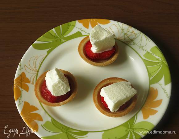 На клубнику мороженое. Мороженое должно быть хорошо охлажденным, твердым. Одна из порций мороженого начала таять, только его достала из морозилки, по структуре было мягкое, хорошо что был запасной вариант от другого производителя.
Все операции надо делать очень быстро.