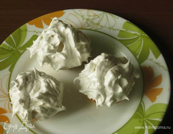 На мороженое — шапку безе, удобно выкладывать маленькой вилкой, формируя пики.