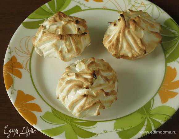 Запекаем на гриле. Пригодилась функция духовки гриль с конвекцией. Пробовал запекать при 250°C гриль с конвекцией — готово все за 50-60 с, очень быстро запекается, можно упустить момент, когда надо доставать тарталетки. По некоторым интернет источникам температура 600 Ф, выше 250°C поднимать температуру не стала, объект запекания слишком мал. При 230°C 2 минуты, 2 минуты 10 секунд, чем дольше прогрета духовка, тем быстрее покрывалось корочкой безе. С открытым огнем рекомендуют запекать три минуты под закрытой крышкой гриля. Такой способ не опробовала.
Подаем сразу же. Приятного аппетита!