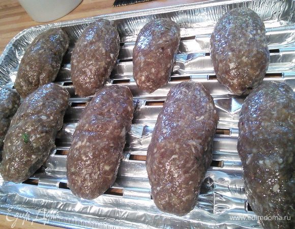 Сформировать "колбаски", для этого смачивать руки водой. Люля можно надеть на шпажки или шампура, я оставила все как есть. Так же можно люля жарить на сковороде, а можно взять с собой на пикник и приготовить на гриле. Очень удобно выложить люля на специальный поддон, который нужно предварительно смазать маслом.