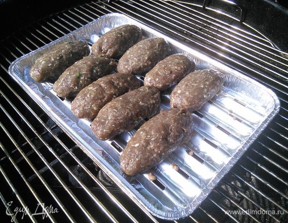 Готовятся люля быстро, по несколько минут с каждой стороны, часто переварачивая, чтобы прожарить со всех сторон равномерно.