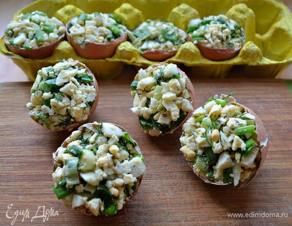 Наполните половинки скорлупы яичной смесью, слегка уплотняя. Обильно смажьте взбитым яйцом (1 сырое яйцо оставленное для смазывания). Обжаривайте фаршированные яйца срезом на растительном масле (по желанию — на сливочном) 2-3 минуты до золотистой корочки.