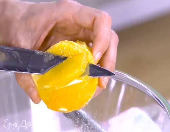 Цедру апельсина натереть на мелкой терке, затем срезать с апельсина кожуру и вырезать мякоть, сохранив выделившийся при этом сок.