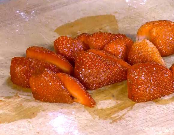 Клубнику разрезать на 4 части.