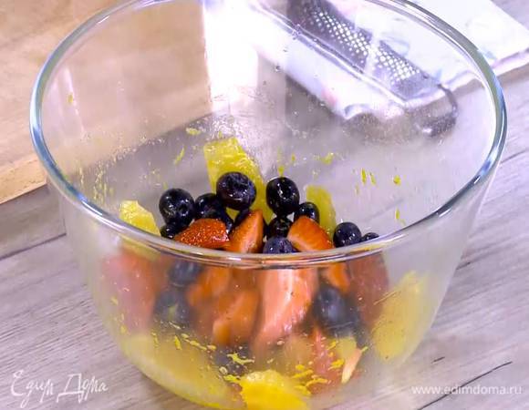 Приготовить соус: цедру и мякоть апельсина с соком соединить с голубикой, клубникой, 1/2 ч. ложки сахара и все перемешать.