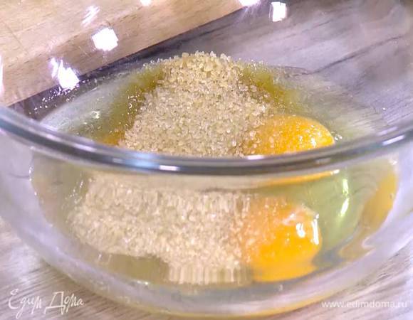 Яйца перемешать венчиком с оставшимся сахаром, кунжутом и корицей.