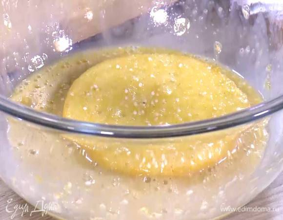 Сдобную булку нарезать кусочками не толще 1 см и пропитать в яичной массе.