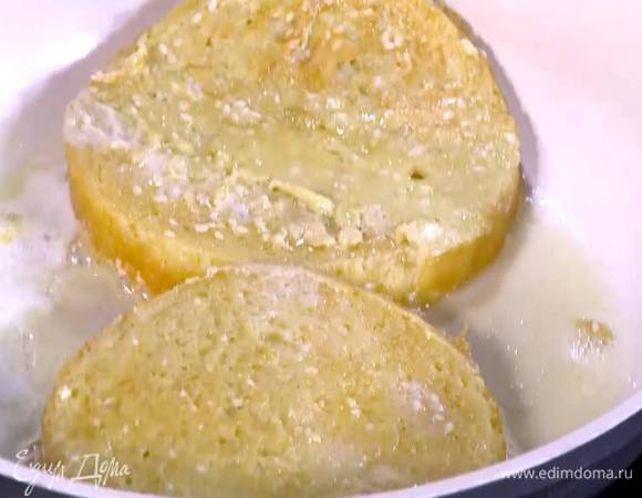 Разогреть в сковороде сливочное масло и обжаривать гренки с двух сторон до появления золотистой корочки.