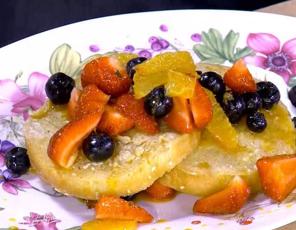 На большую тарелку выложить половину фруктово-ягодного соуса и йогурт, сверху поместить обжаренные гренки, на них выложить оставшийся соус.