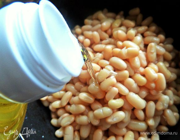 Полить растительным маслом вначале, перемешать.