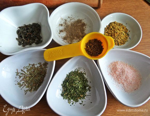 Готовим специи. Тмин, тимьян, морскую капусту растолочь в ступке.