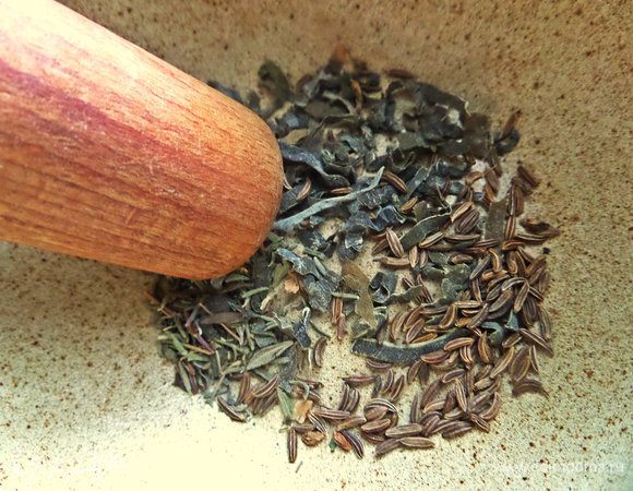 Тмин, тимьян, морскую капусту растолочь в ступке.