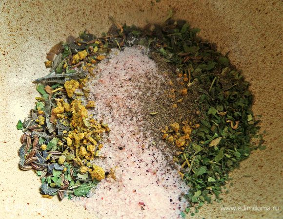 Добавить остальные приправы, смешать. Под словом "приправы" у меня: горчица, лук, чеснок, паприка, куркума. Отдельно петрушка, соль, перец.