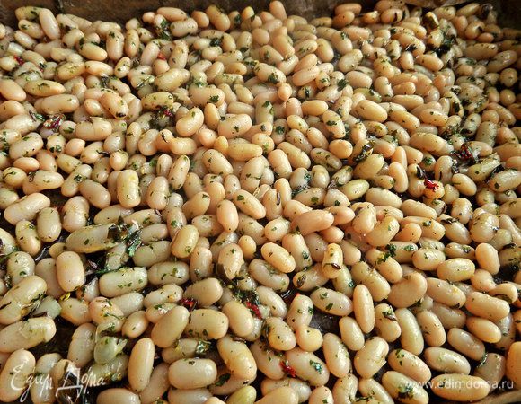 Форму застелить пергаментом и рассыпать ровно фасоль.