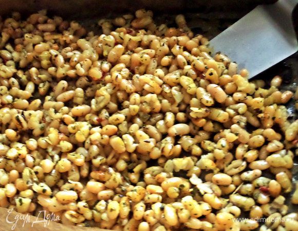 Запекать 15-20 минут при 180°C, помешивая лопаткой. Должна выпариться лишняя влага.