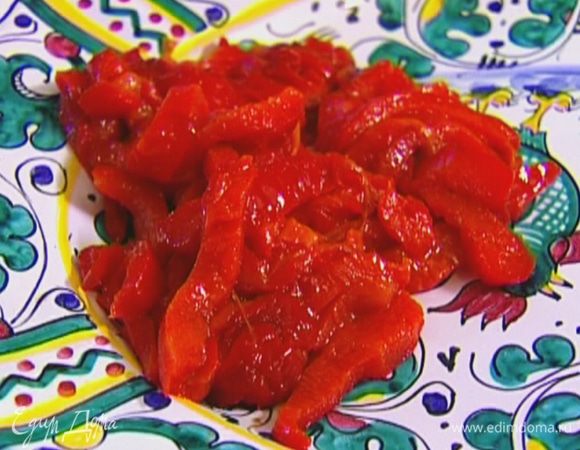Маринованный перец нарезать полосками.