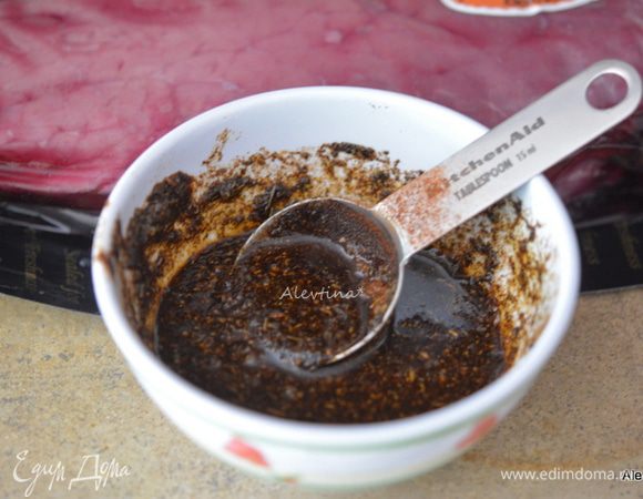 Приготовить маринад. Смешать все сухие ингредиенты с оливковым маслом.  Можно добавить оливковое масло, если суховат маринад.