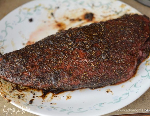Кусок говядины задняя часть/London broil. Комнатной температуры кусок говядины смазать со всех сторон готовой смесью. Дать полежать 15 мин.