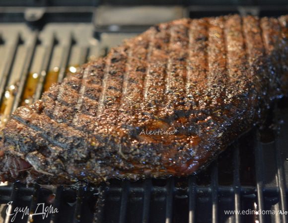 Готовим на разогретом гриле. Готовим по 5 мин. сторона или до готовности, как вам нравится, с кровью или без. Дать постоять.