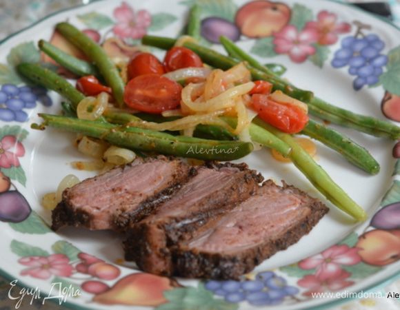 Нарезать говядину на порции и подаем к столу. Приятного аппетита.