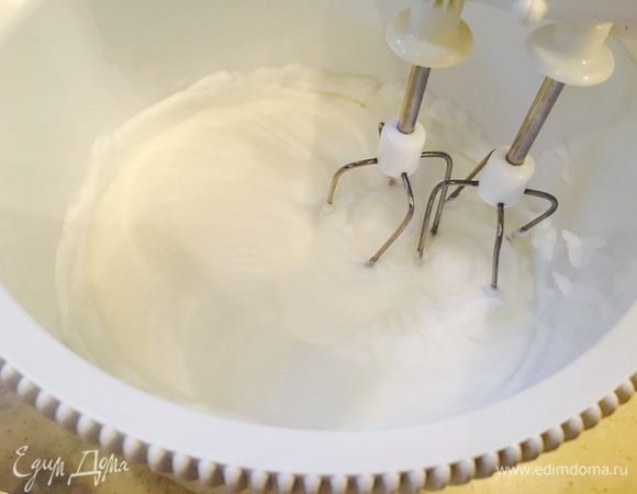 Белки взбиваем миксером долго до крепких пиков.