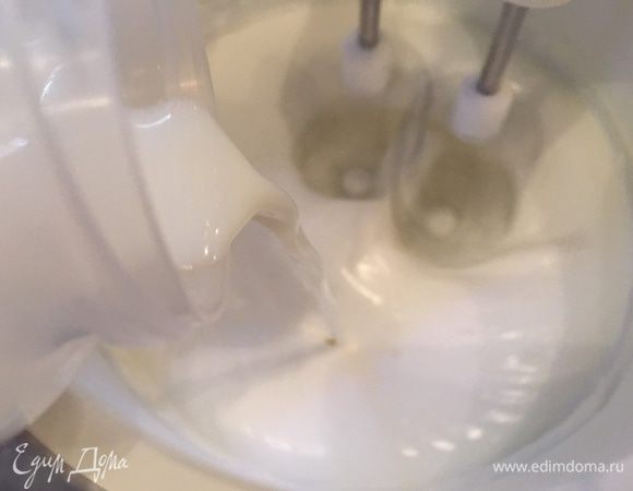 К ним добавляем все остальные продукты и продолжаем взбивать до однородности и полного растворения сухого молока.