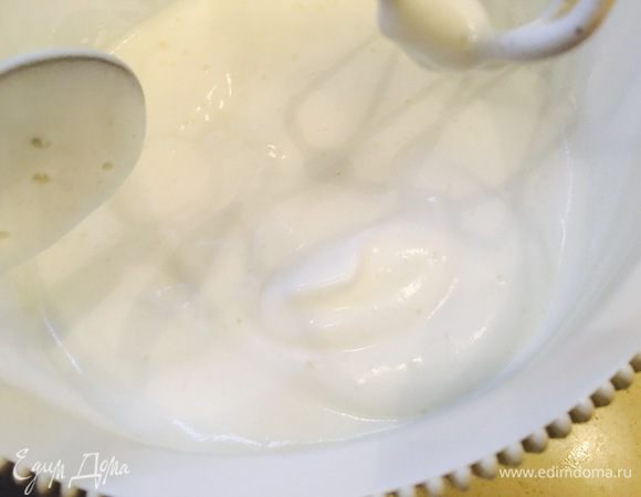 При желании можно добавить какао и тогда получится шоколадное мороженое. Я поделила смесь на две части и в одну из частей добавила фруктовый сироп без сахара, вторую часть оставила просто ванильной.