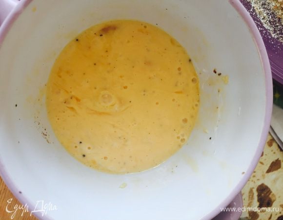 Подготовить кляр. Смешать яйцо, сметану, измельченный чеснок и соль. Все тщательно взбить.