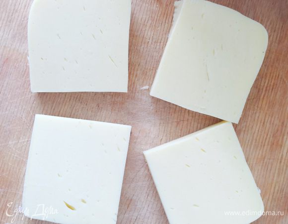 Сыр нарезать на квадратики. Толщина примерно пол сантиметра.