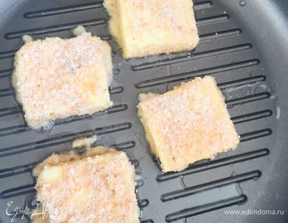 Затем обмокать в кляре и панировочных сухарях и обжарить на большом огне по 2 минуты с каждой стороны.
Приятного аппетита! 