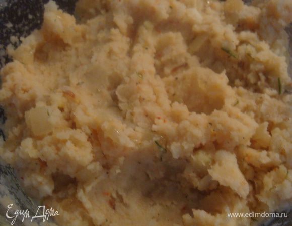 Картофель отвариваем, делаем пюре. Лук прожарим на растительном масле, добавим в картофельное пюре. Чеснок пропустим через чеснокодавилку (пюре делаем на свой вкус, я добавляла паприку).