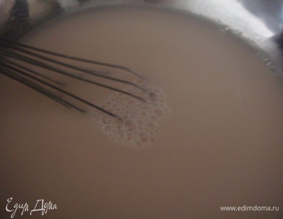 В теплой воде разводим дрожжи.