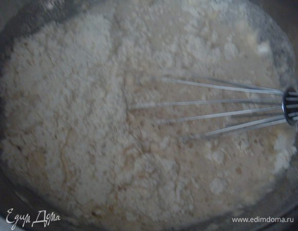 В разведенные дрожжи добавляем соль, сахар, растительное масло, всыпаем потихоньку муку, замешиваем мягкое тесто.